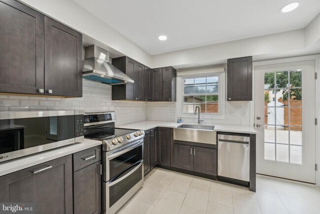 Foto del edificio - 6008 Waterbury Ct