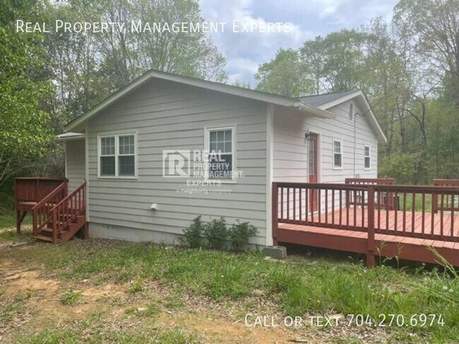Building Photo - Ready to Move-In 3 Bed 1bath in Matthews!