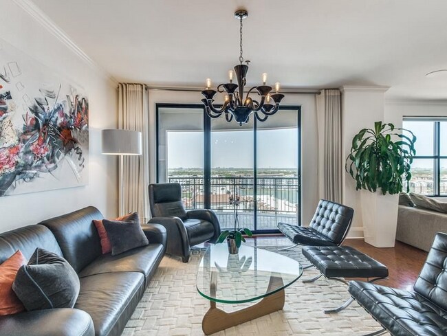 Building Photo - 330 Las Colinas