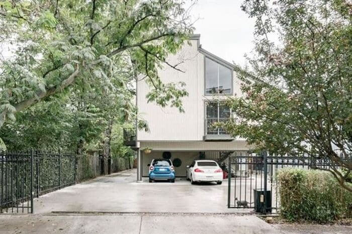 Primary Photo - Renovated 2 Bedroom Apartment!