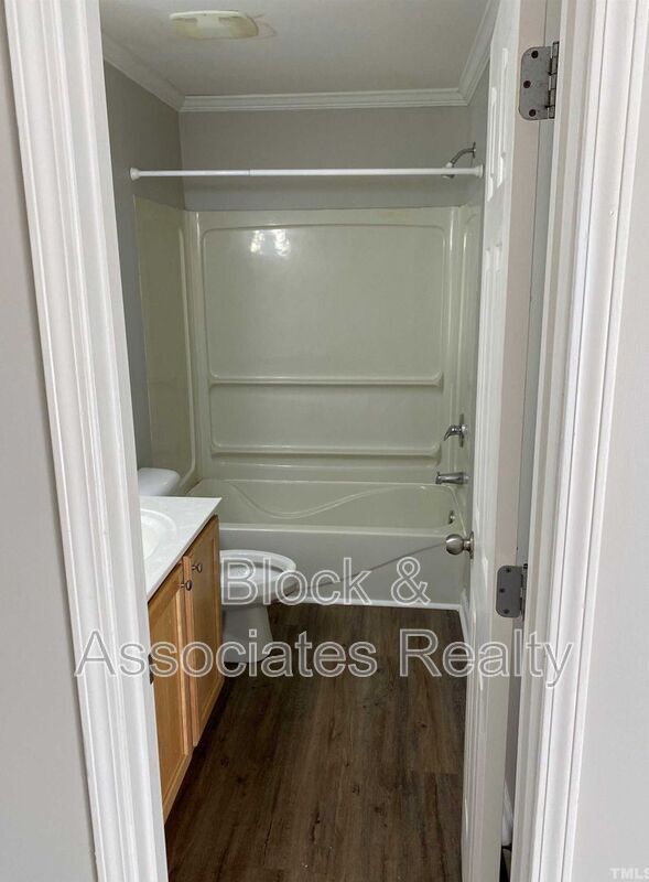 Building Photo - 2216 Myron Dr