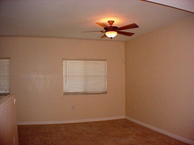 Building Photo - 3400 Cabana Dr