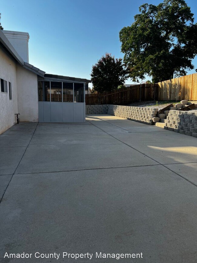Building Photo - 4 br, 3 bath House - 707 Vista Ln