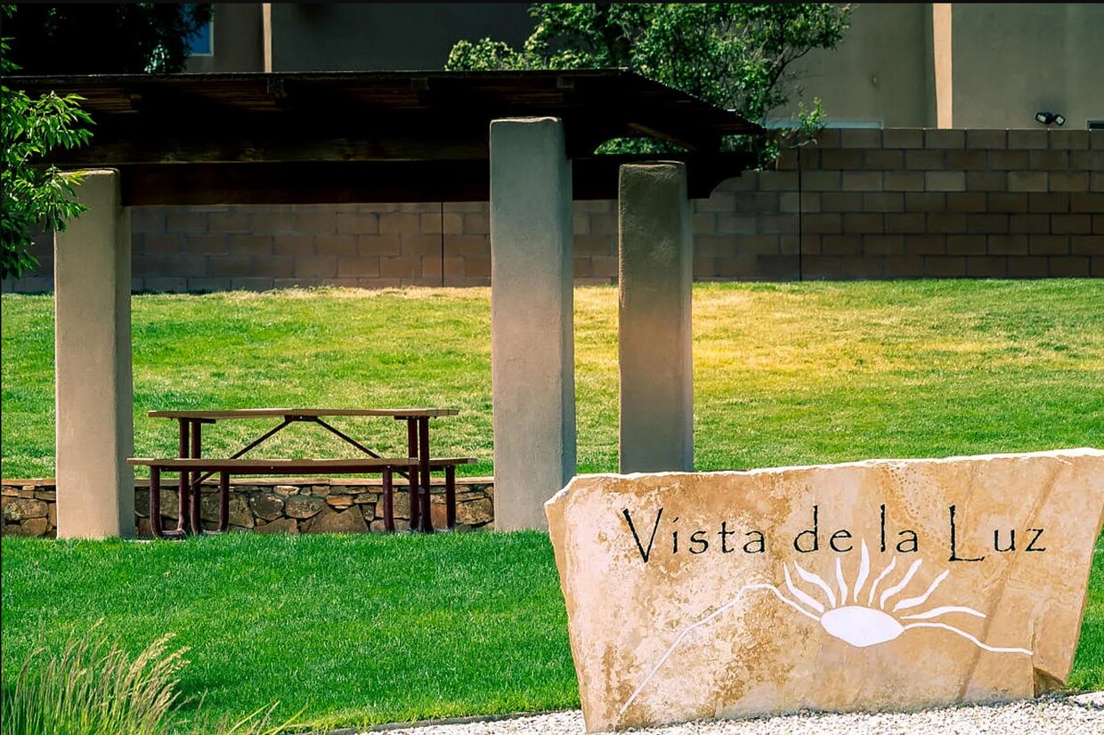 Foto del edificio - 3 Bedroom 3 Bath 2 car garage. Townhome in...