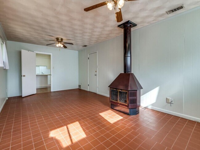 Building Photo - 1701 Chip-N-Dale Dr