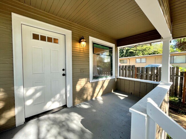 Foto del edificio - Charming 1920s Bungalow in Montavilla, Washer and Dryer Included!