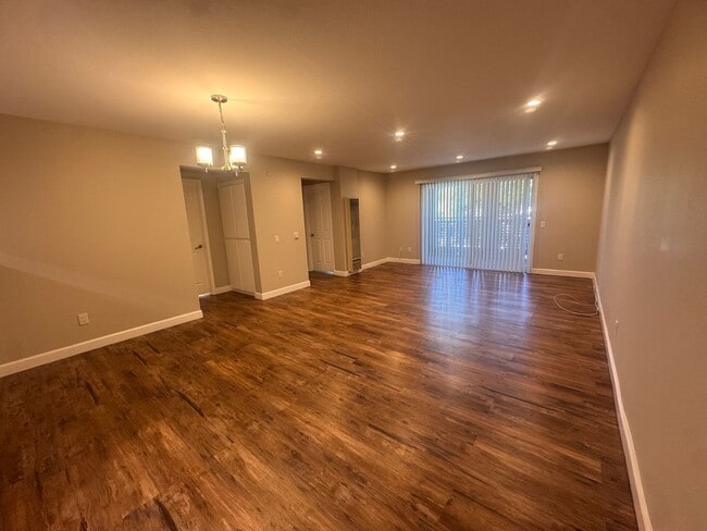 Building Photo - Spacious 2 Bed / 2 Bath Long Beach Condo Near Traffic Circle, CSULB & Belmont Heights