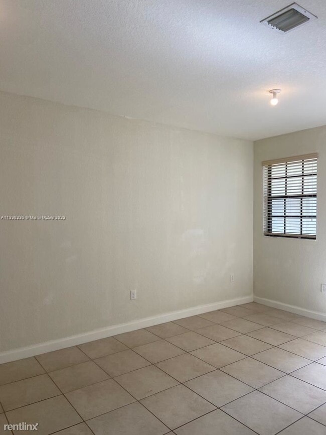 Building Photo - 3 br, 2.5 bath House - 3405 SE 1st Ct