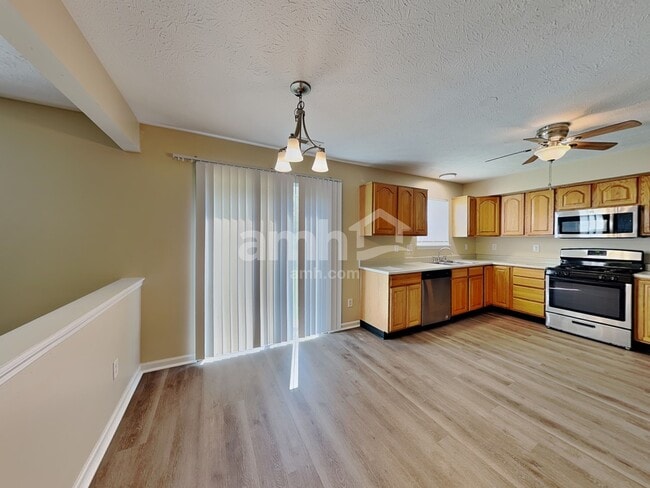 Building Photo - 803 Green Woods Dr