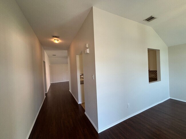 Foto del edificio - 4 BR/2BA | Updated Single Family Home | 2-Car Garage Parking | Fenced backyard