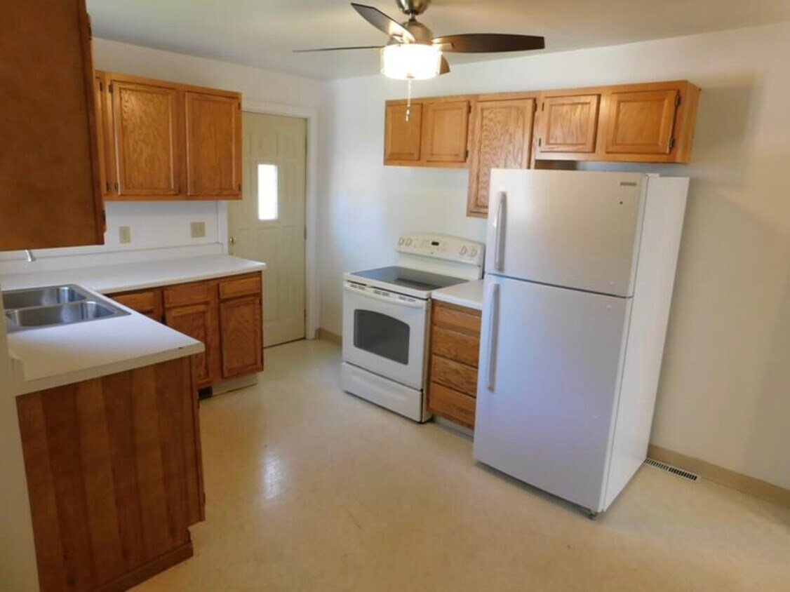 303 W 9th Ave, Oshkosh, WI 54902 House Rental in Oshkosh, WI