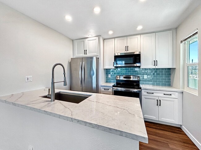 Building Photo - Stunning 2BD/2BA Condo in University Heigh...