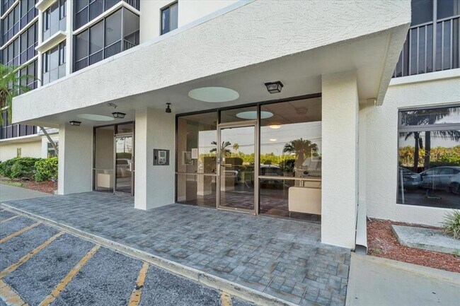 Building Photo - 7100 Sunshine Skyway Ln S