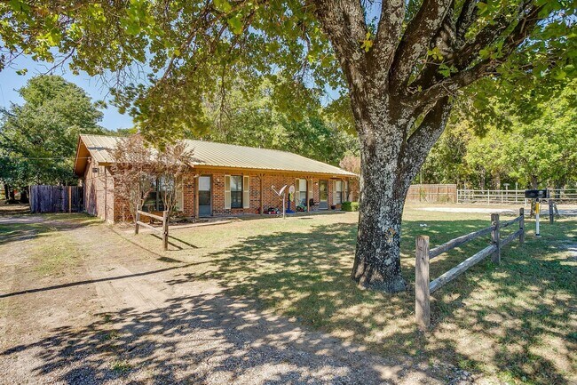 Building Photo - One Side of Very Nice Duplex West Granbury...