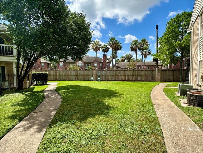Building Photo - 2750 Holly Hall St
