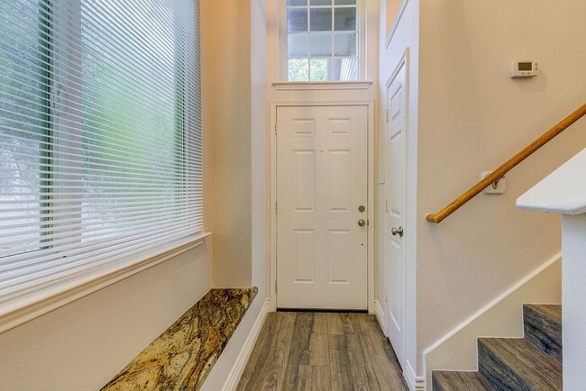 Building Photo - Stylish Woodlands Home Steps from H-E-B & ...