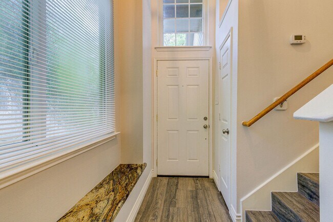 Foto del edificio - Stylish Woodlands Home Steps from H-E-B & ...