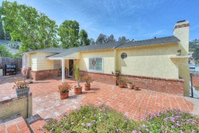 Building Photo - 3033 Hollycrest Dr