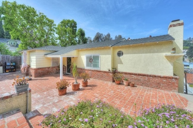 Foto del edificio - 3033 Hollycrest Dr