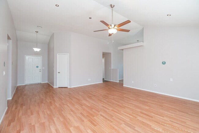 Foto del edificio - 8725 W Carol Ave