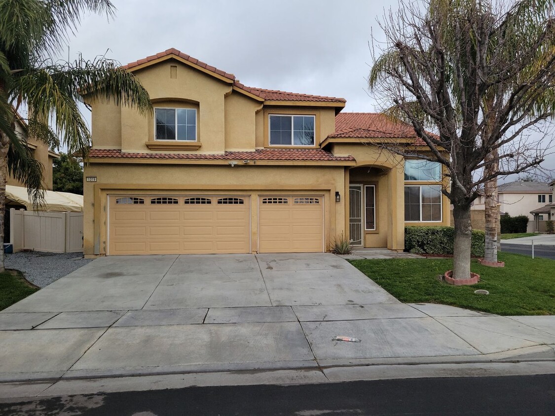 Foto principal - Two story home with 4B/2.5 bath, 3 car gar...