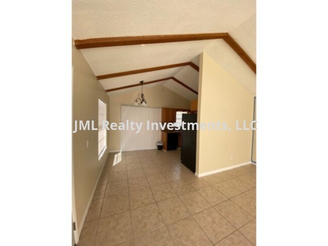 Foto del edificio - 3 bedroom 2 bath fully renovated home with...