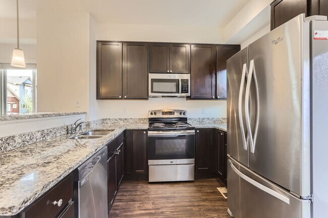 Building Photo - BEAUTIFUL 3 BED/3.5 BATH TOWNHOME