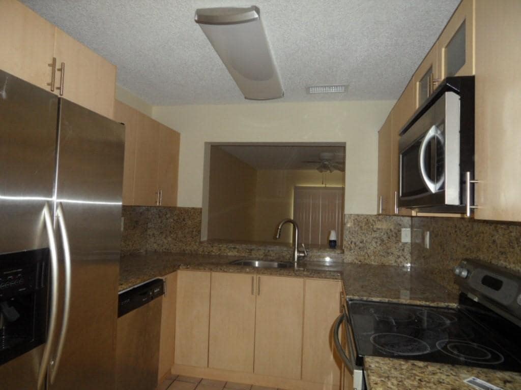 Primary Photo - 221 Palm Cir E