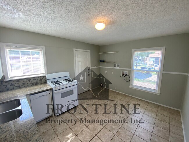 Building Photo - Stunning updated 2/1 with carport and stor...