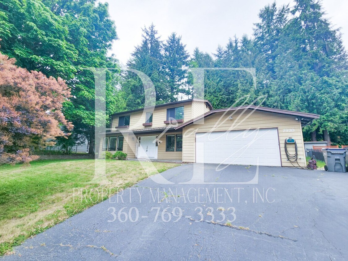 Primary Photo - Spacious 5-Bedroom With Entertainer's Yard