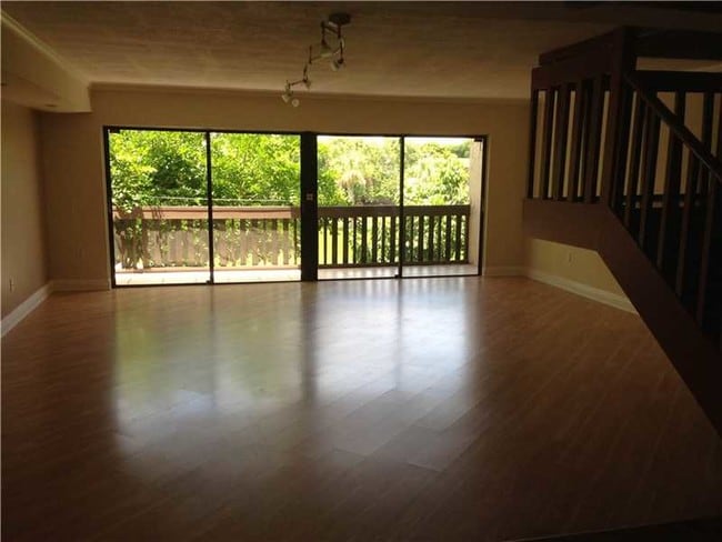 Building Photo - 545 W Park Dr