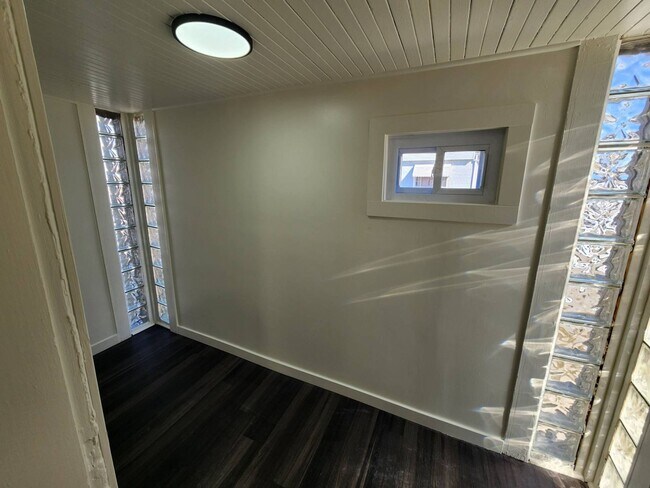 Building Photo - Charming 3-Bedroom Property in Prime Location