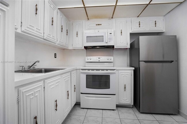 Foto del edificio - 7925 Carlyle Ave