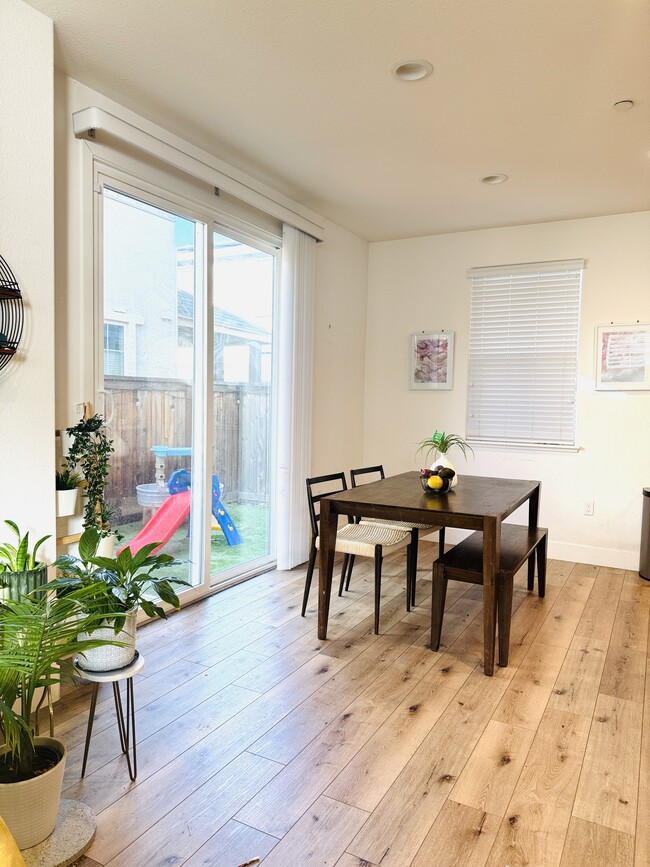 Building Photo - 857 Barney Cmn