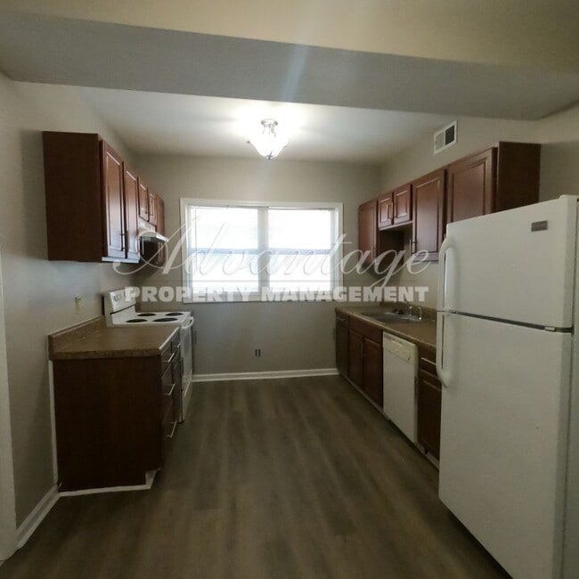 Building Photo - Midtown Newly Renovated Apartment - Move I...