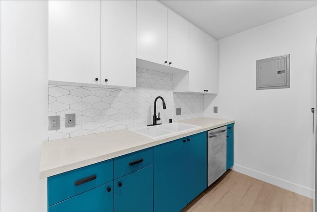 Building Photo - 1347 N Las Palmas Ave