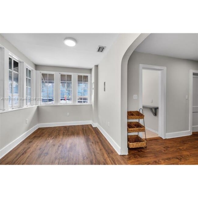 Building Photo - 314 NE 26th Ter