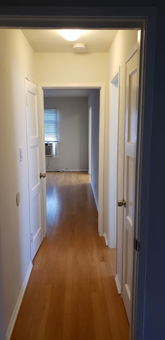 Foto del edificio - 7034 Hazeltine Ave