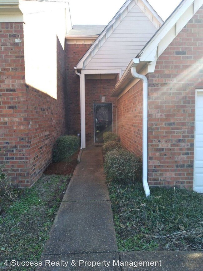 Building Photo - 2 br, 2.5 bath House - 5151 Walton Lake St...