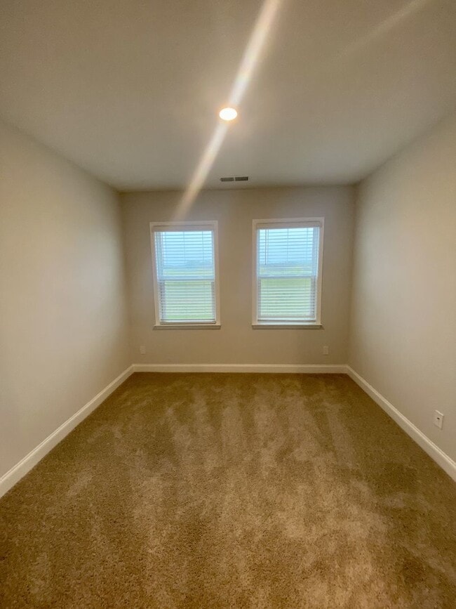 Building Photo - End Unit Townhouse in Terraces at Farmington
