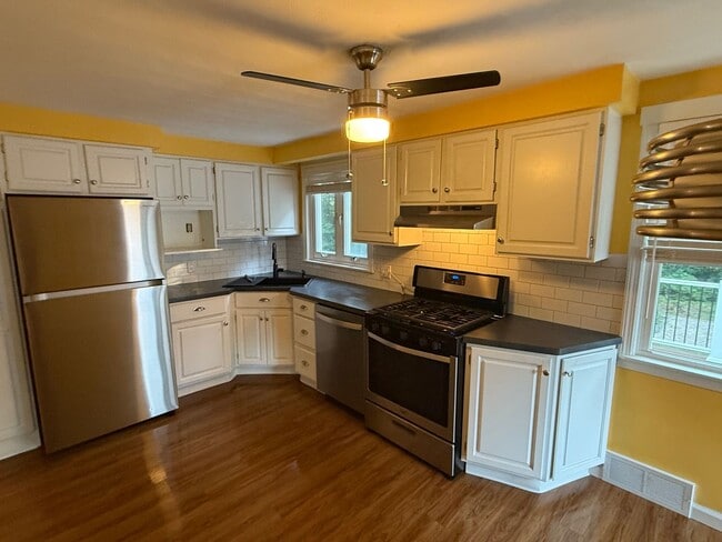 Building Photo - 3 Bedroom-Single Family Home
