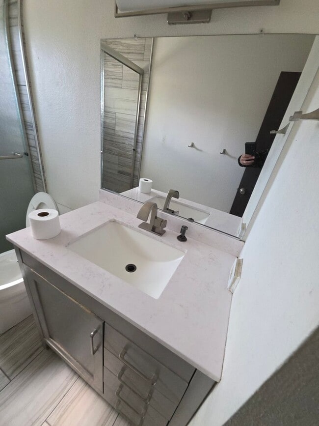 Foto del edificio - Welcome home to this beautifully updated 2...