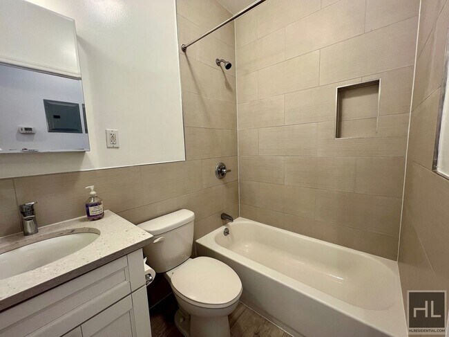 Foto del edificio - 3BR 2.5BA Garden Level Duplex in Bedstuy T...