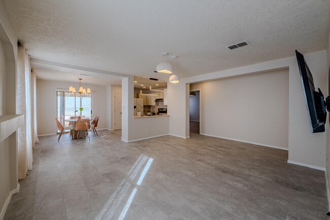 Building Photo - 4031 Cresta Park Ave NW