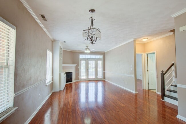 Building Photo - 4 Bedroom, 3 Bath, End Unit Townhome in Ce...