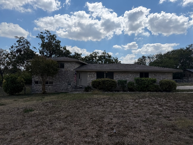 Building Photo - 1236 E Live Oak Rd
