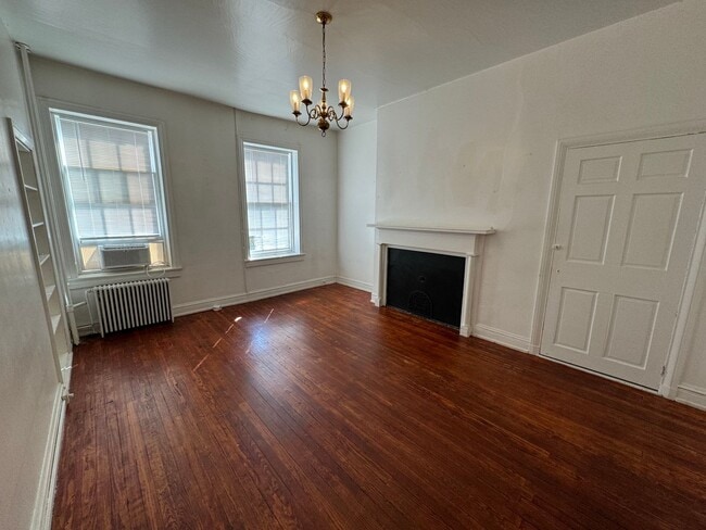 Building Photo - Old World Charm Second-Floor Apartment