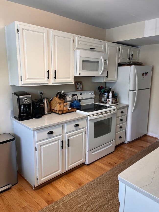 Building Photo - Renovated Townhome in the Heart of Bethesd...