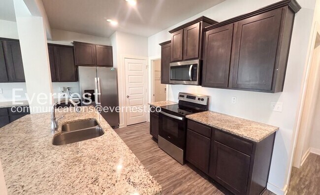 Foto del edificio - 4 Bed, 3 Bath Home with Garage / Pet-Friendly / Available Now!
