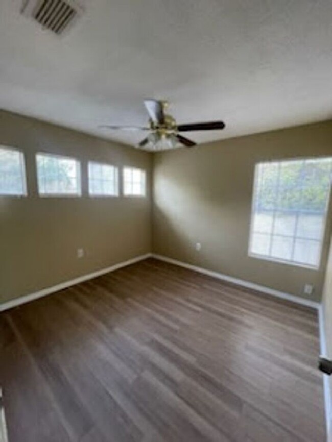 Building Photo - Beautiful remodeled 3 bed 2.5 bath